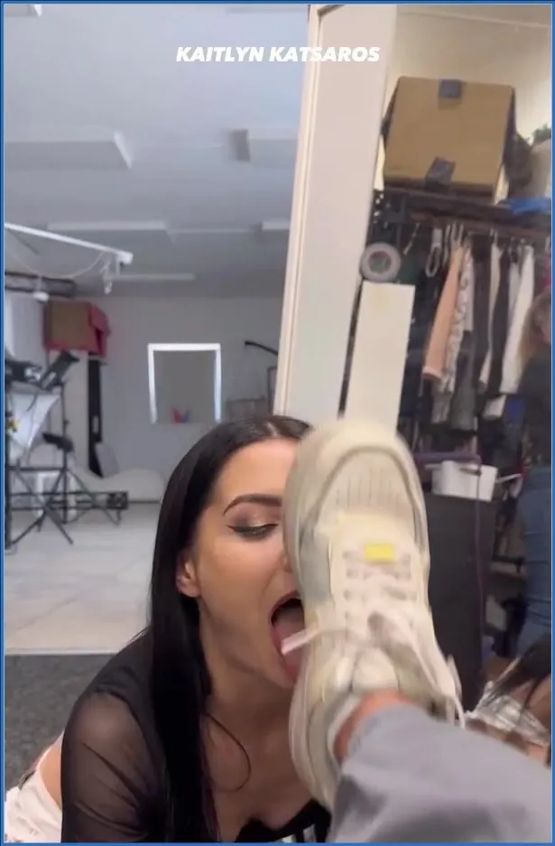 Kaitlyn Katsaros får sällskap backstage av Nuria - fetischvideo