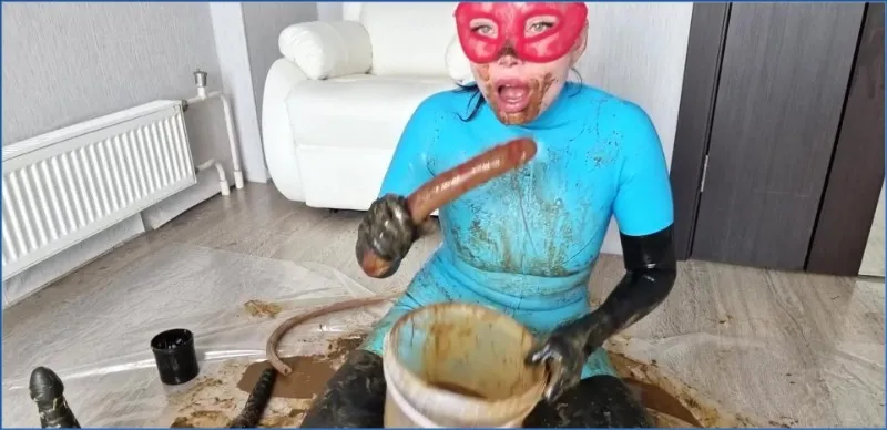 Scatlina i latexoutfit leker med 11 högar bajs - fetischvideo