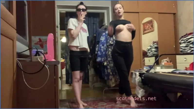 Asha slickar rumpan och pressar ut färskt bajs - fetischvideo