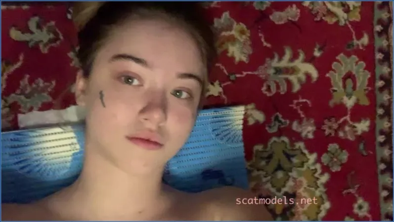 Asha slukar Amys bajs i het lesbisk lek - fetischvideo