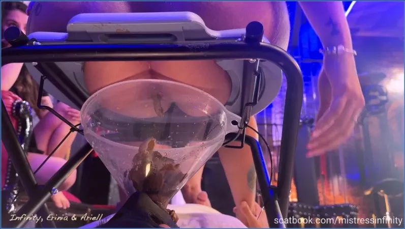 Miss Infinity och andra härskarinnor skiter sin slav rakt i munnen - fetischvideo