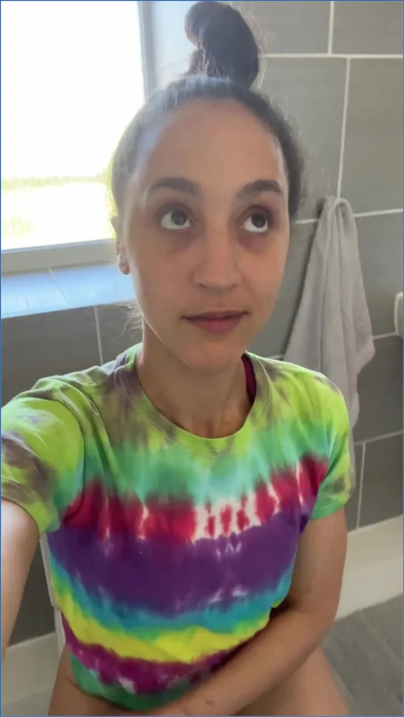 Ella Dearest lägger en tyst bajslast på toaletten - fetischvideo