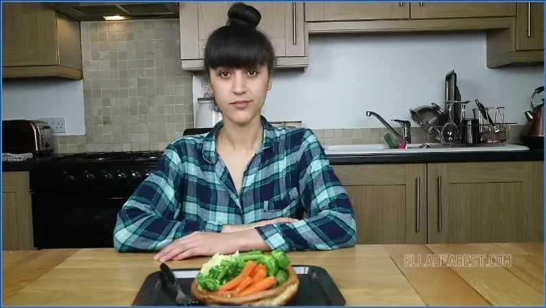 Ella Dearest serverar smutsig söndagsmiddag med bajs - fetischvideo