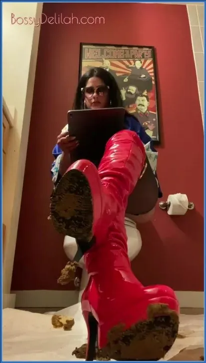 Bossy Delilah kör igång dag ett i sin bajsserie - fetischvideo