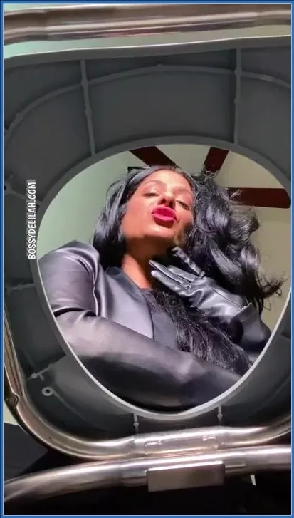 Bossy Delilah som knivskarp latina-scatdrottning - fetischvideo