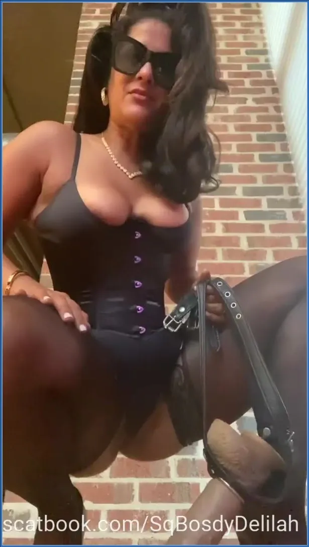 Bossy Delilah förvandlar sin sissy till en viljelös toalett - fetischvideo