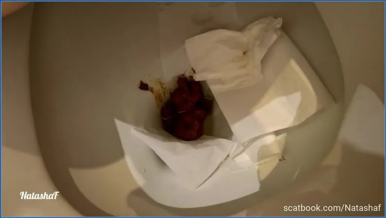 NatashaF trycker ut en tjock hög efter lunchen - fetischvideo
