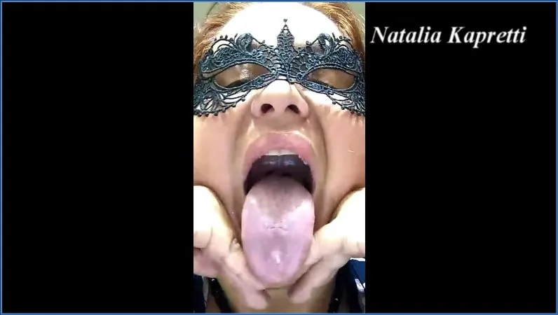 Natalia Kapretti är tillbaka som mullig skitälskare - fetischvideo