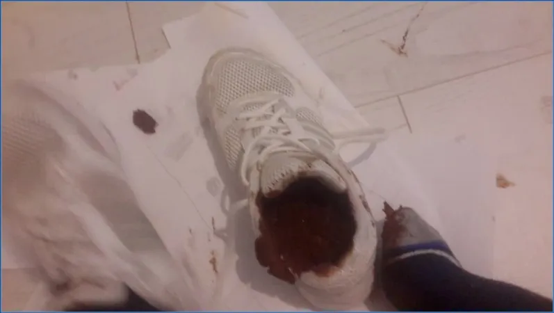 Thefartbabes smutsar ner sina sneakers äckligt - fetischvideo