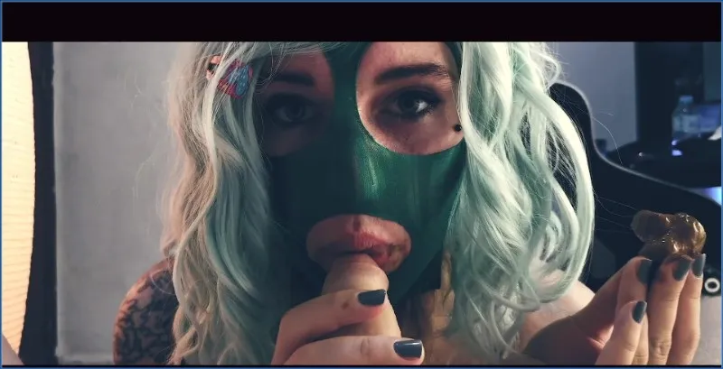 Scat Princess käkar bajs och suger skit med grön mask - fetischvideo