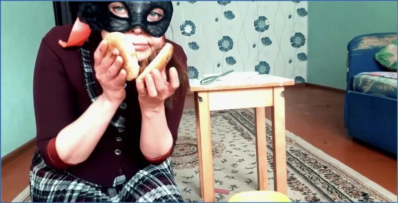 Scat Princess käkar sin egen bajsburgare och sväljer allt - fetischvideo