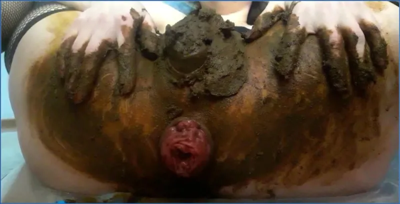 Scatlina kör analprolaps rakt ner i sin egen skit - fetischvideo
