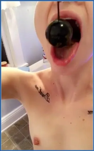 LilbuttLex slickar analkedjan ren efter leken - fetischvideo