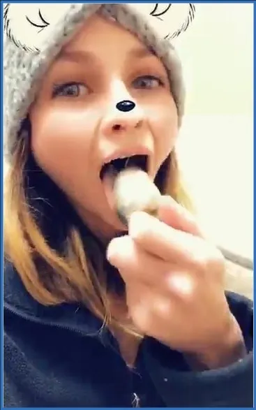 LilbuttLex slickar ren sin buttplug efter analleken - fetischvideo