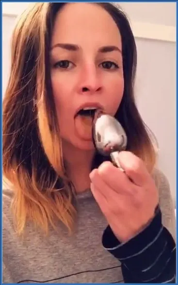 LilbuttLex slickar ren sin buttplug efter analleken - scatvideo