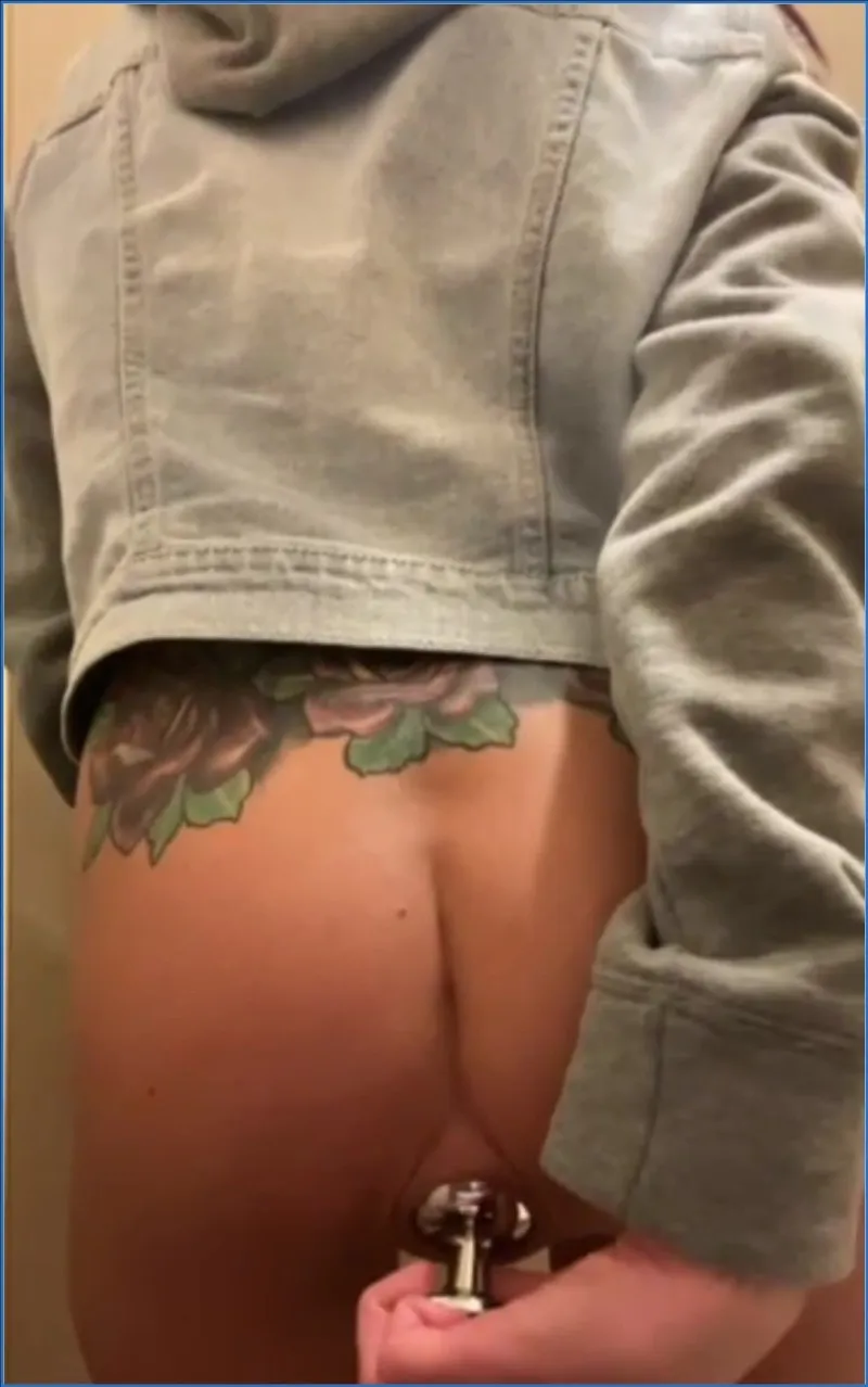 LilbuttLex slickar ren sin analplugg efter hård rövritt - scatvideo