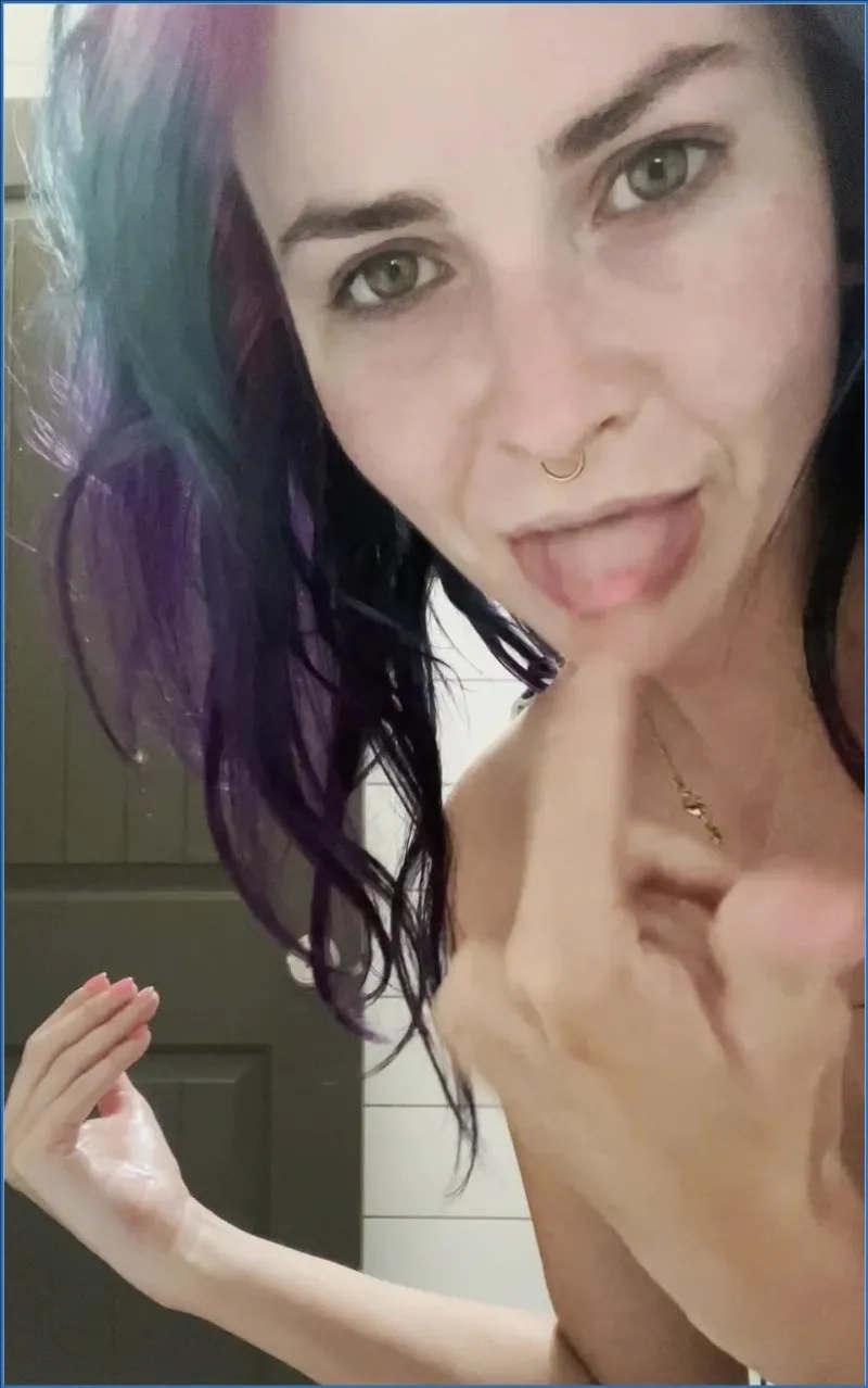LilbuttLex fistar fittan tills handleden värker - fetischvideo