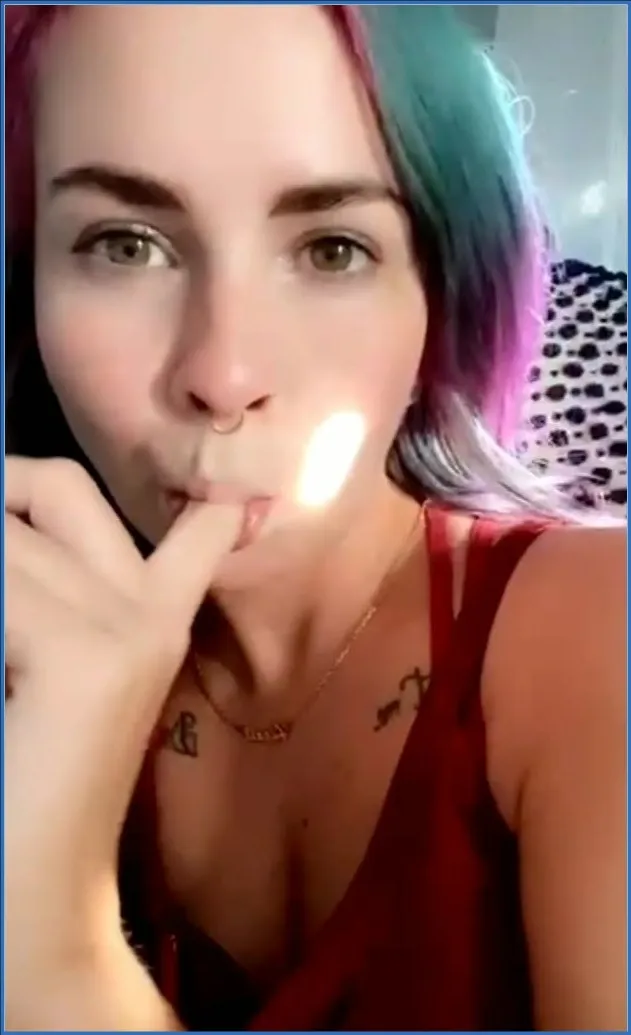 LilbuttLex smakar sin egen röv i ass to mouth - fetischvideo