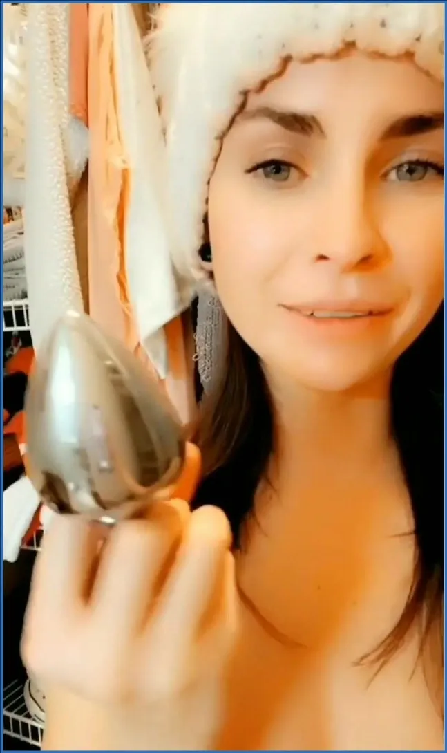 LilbuttLex leker i stringtrosa med plugg och ass to mouth - fetischvideo