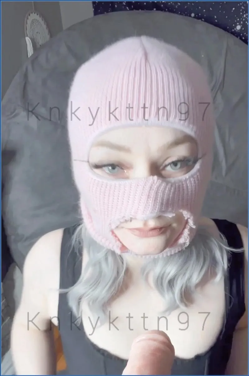 KnkyKttn97 låter fuckmachine knulla henne - fetischvideo