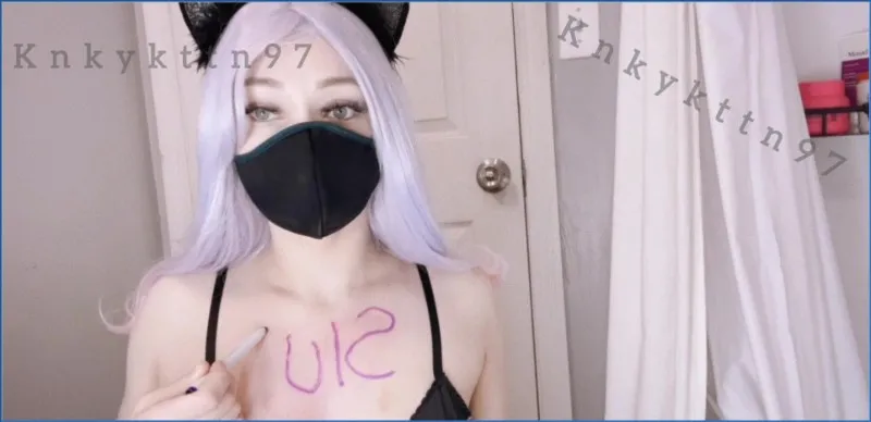 KnkyKttn97 smetar in kroppen med bajs som body art - fetischvideo