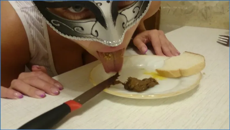 Brown Wife käkar sitt bajs med njutning på smörgås - scatvideo