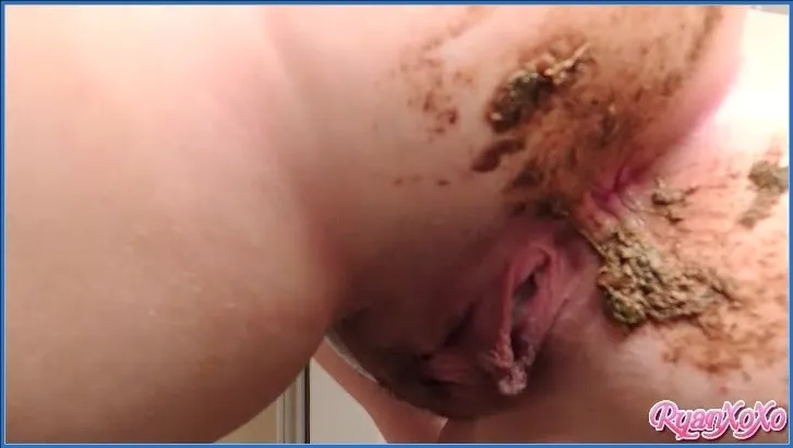 Goddess Ryan smetar rumpan full med bajs och kräver städning - fetischvideo