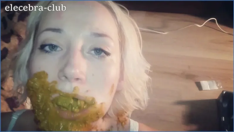 Elecebra sväljer massor av bajs blandat med mensblod - fetischvideo