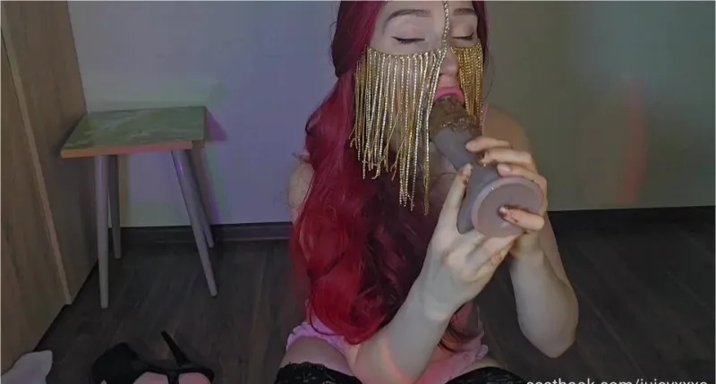 Juicy XXXO tar anal och smetar in sig med bajs - fetischvideo