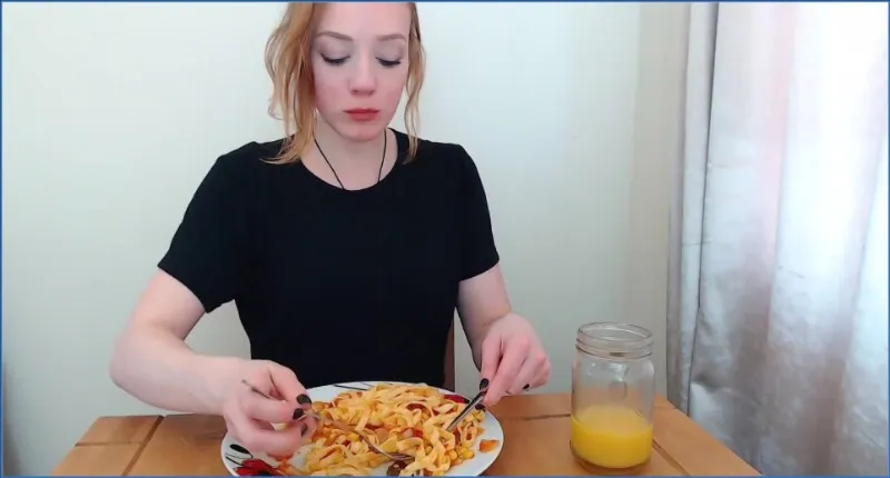 Spankmepink käkar sig mätt och pressar ut färskt bajs - fetischvideo