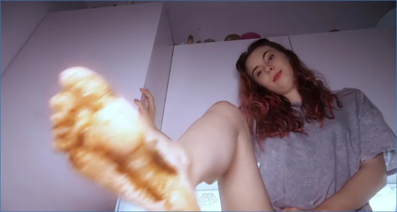 HotDirtyIvone låter sina smutsiga fötter bli rensslickade - scatvideo