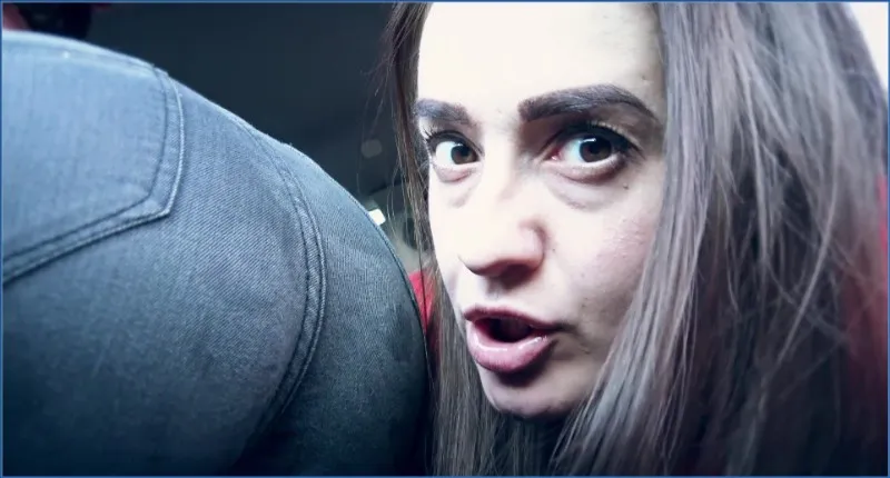 HotDirtyIvone och en vän gör bilen till en bajslekstuga - fetischvideo