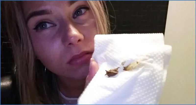 HotDirtyIvone bajsar stinkande utomhus mitt bland folk - fetischvideo