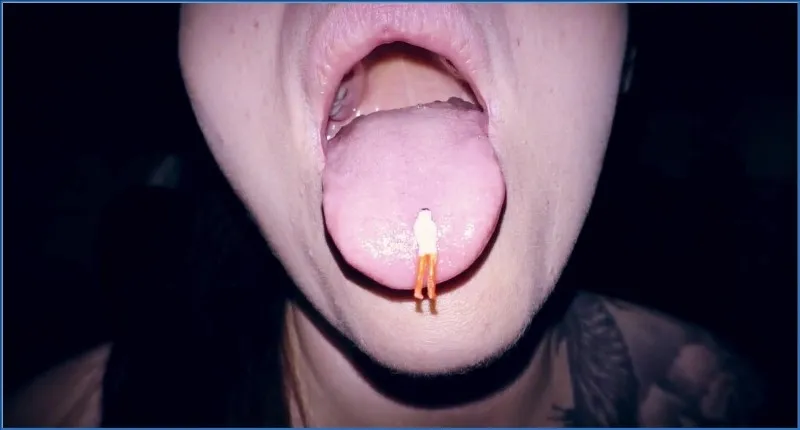 HotDirtyIvone sväljer sitt bajs och trycker ut det igen - fetischvideo