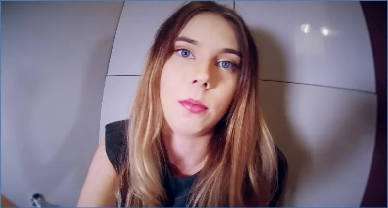 HotDirtyIvone använder dig som sin personliga toalett - fetischvideo