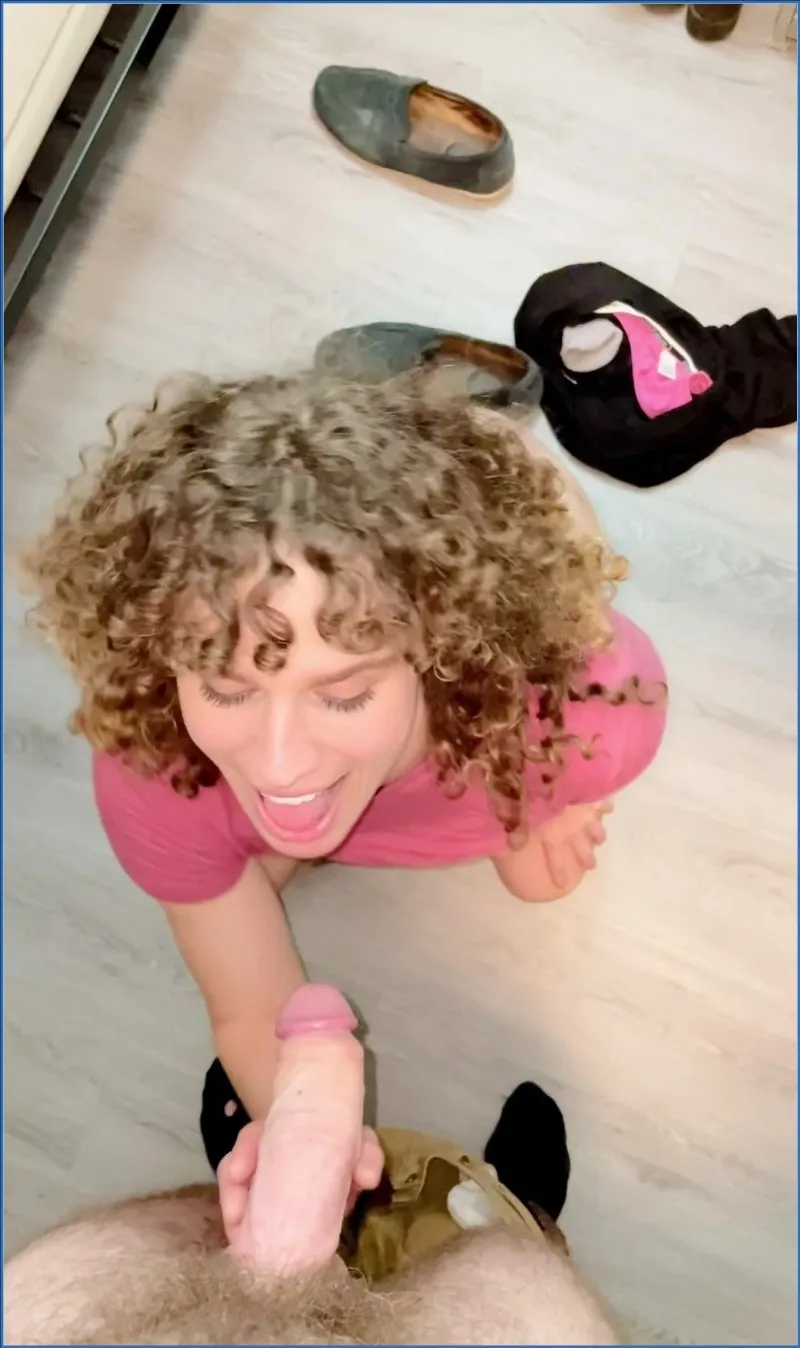 VibeWithMolly kissar offentligt på universitetsområdet - fetischvideo