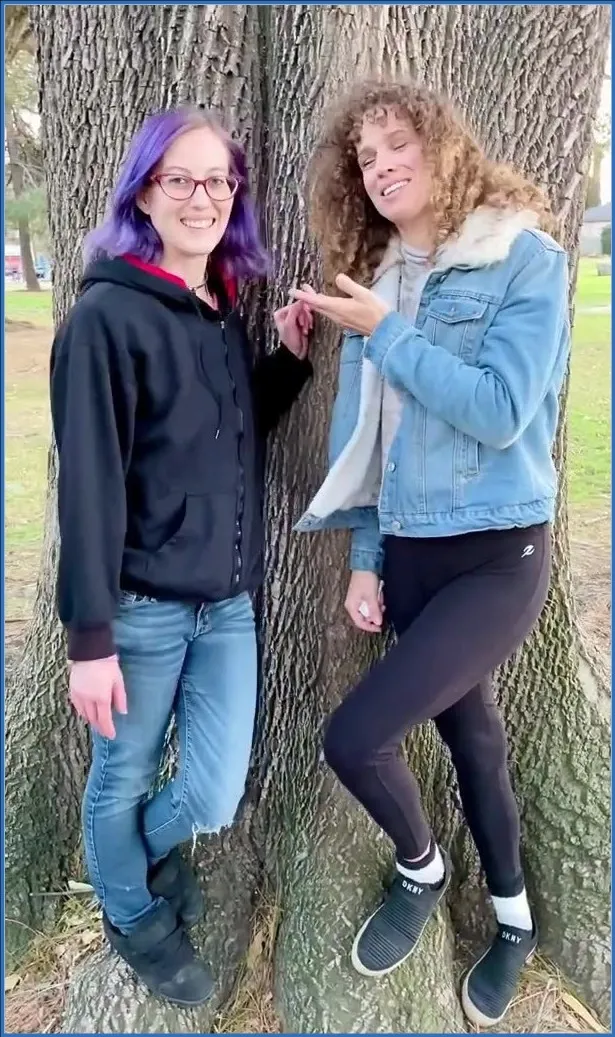 VibeWithMolly och en till MILF blottar sig och kissar offentligt - fetischvideo