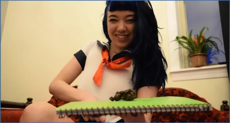 PrincessPuckie skiter loss fräckt i skolflicksoutfit - scatvideo
