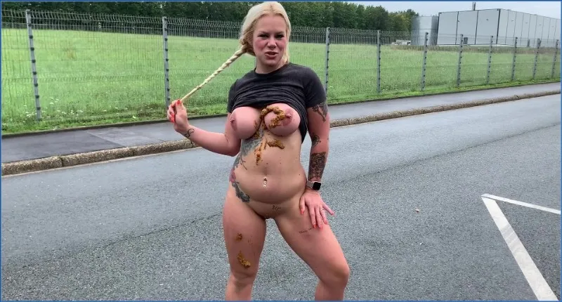 Devil Sophie blir riktigt fullkackad ute vid vägkanten - fetischvideo