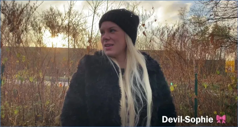 Devil Sophie måste bajsa akut på McDonalds-parkeringen - fetischvideo