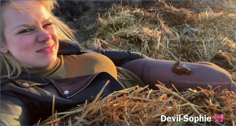 Devil Sophie blir helt kissvåt på gödselhögen - fetischvideo