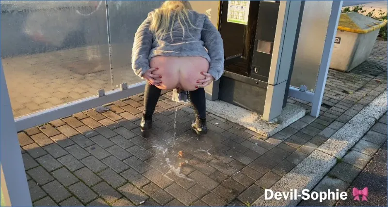 Devil Sophie skiter vid biljettautomaten och smetar ner allt - fetischvideo
