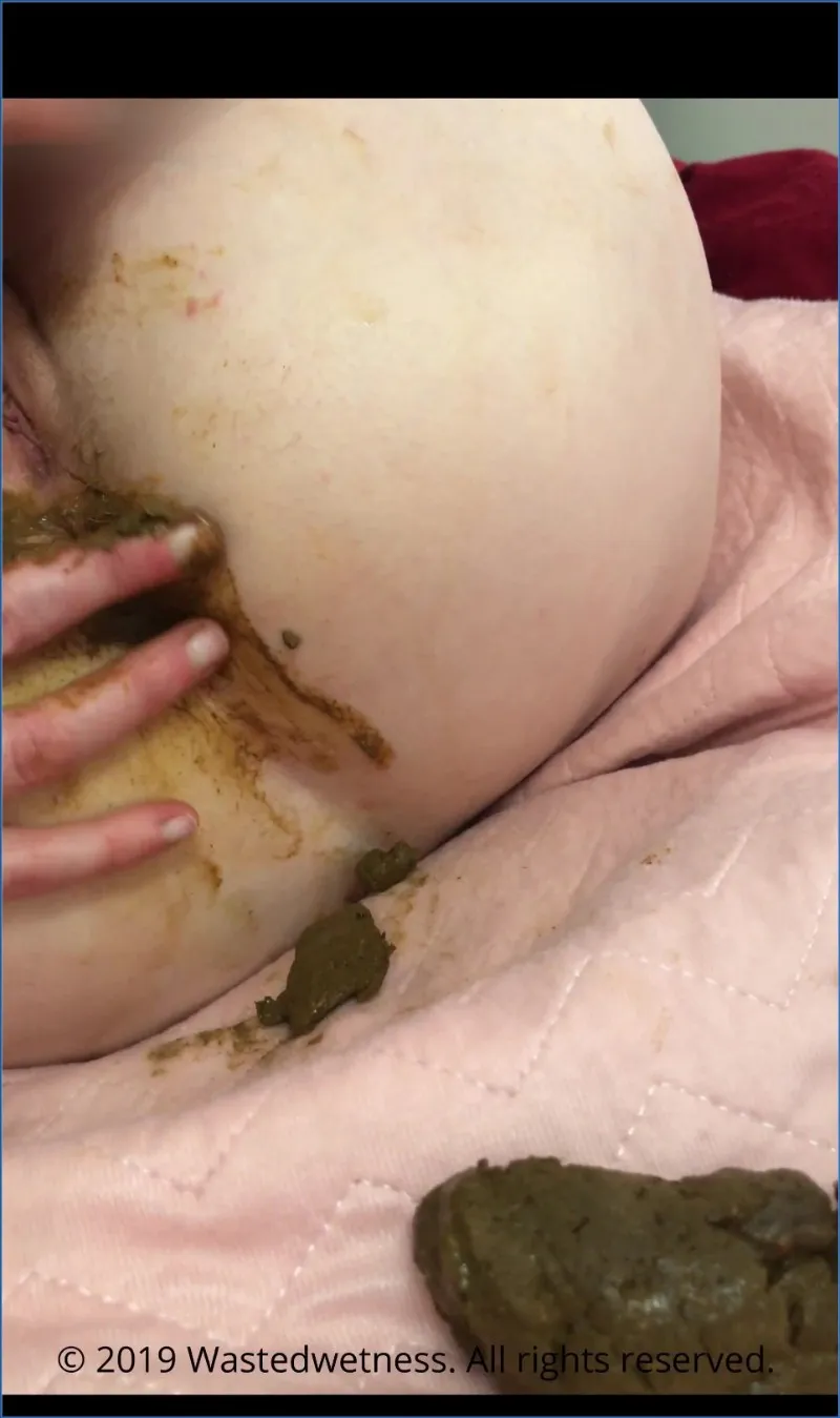 Wastedwetness och hennes fru i lesbiskt scat-suglek med bajs - fetischvideo