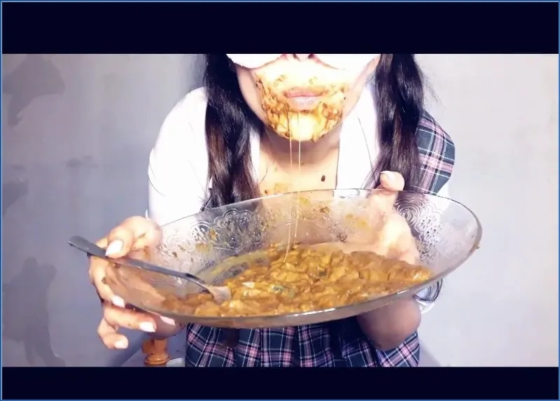 Scat Lina blandar bajs med honung och sväljer allt - fetischvideo