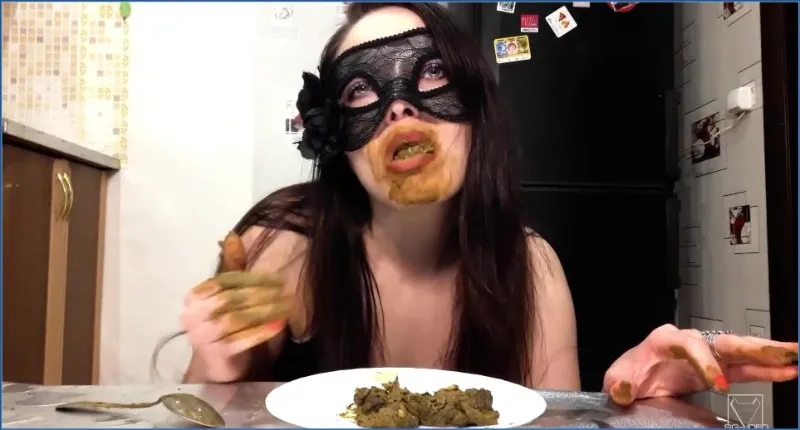 Scat Lina serverar sig en bajsfrukost och sväljer allt - fetischvideo