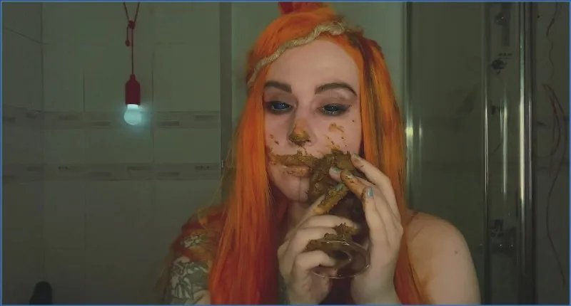 SweetBettyParlour stoppar en bajsplugg i både mun och röv - fetischvideo