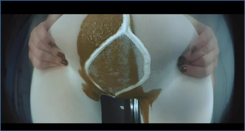 Sweet Betty Parlour smetar bajs i sina strumpbyxor - scatvideo
