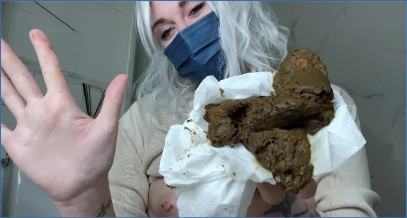 Sweet Betty Parlour smetar bajs på brösten - scatvideo