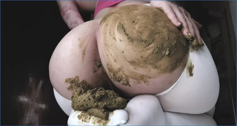 Sweet Betty Parlour visar fina fötter och stinkande bajs - fetischvideo