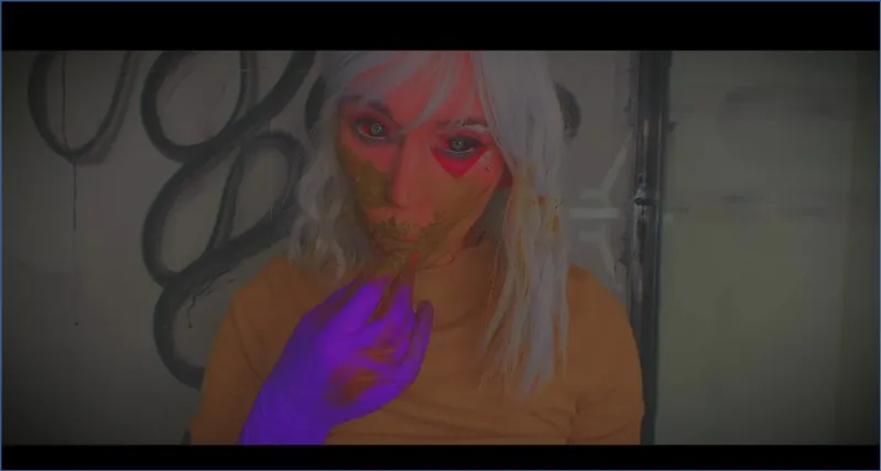 Sweet Betty Parlour suger på sin skitiga analplugg efter bajset - fetischvideo